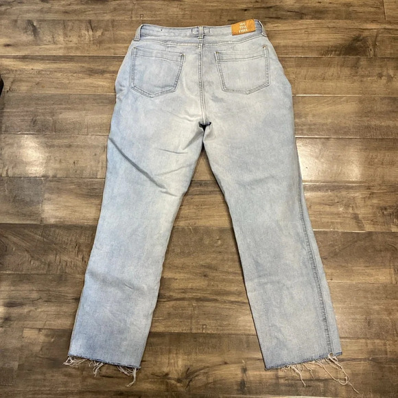 We The Free Women's CRVY High Waist Distressed Light Wash Jeans‎ size 28 - Picture 4 of 6